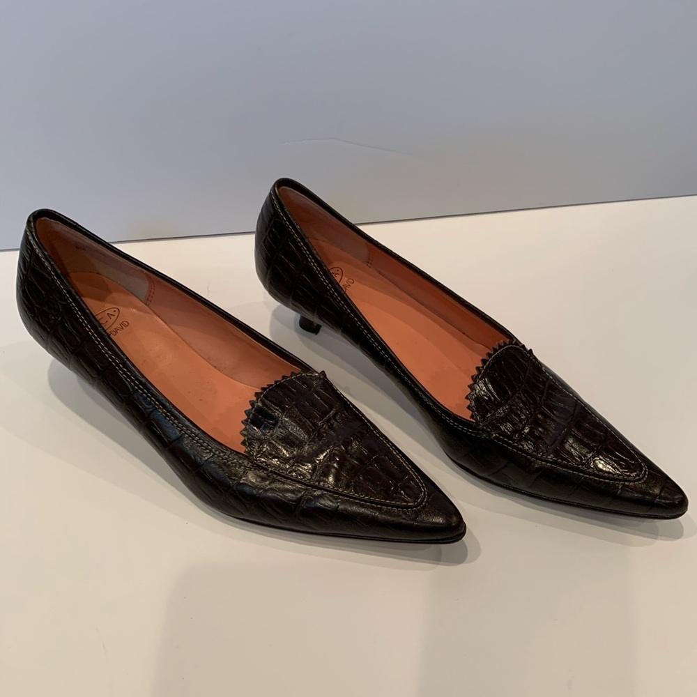 Kitten heel brown croc effect pump